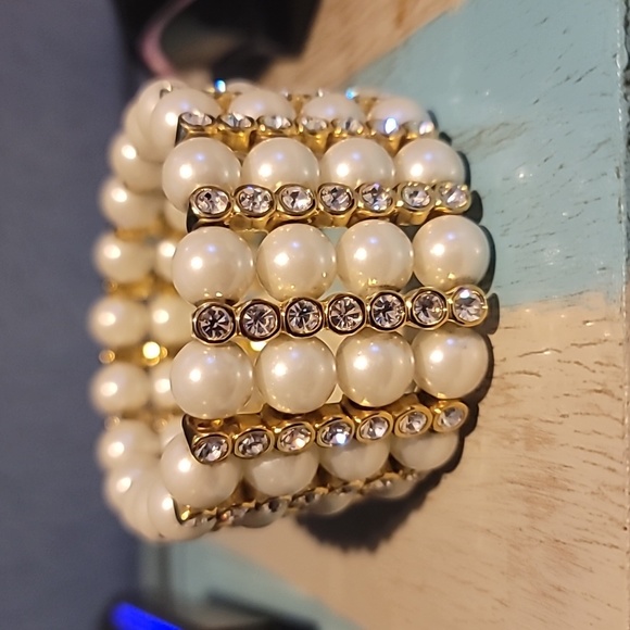 Jewelry - Stunning faux pearl and rhinestone bracelet
